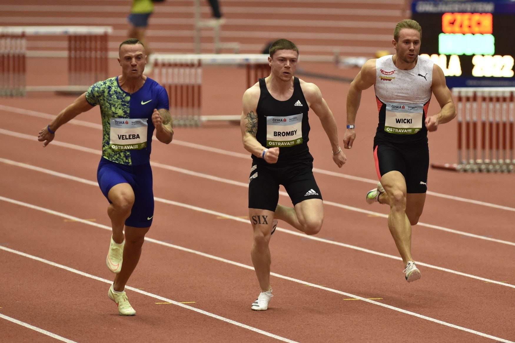 Jan Veleba (vlevo) si běží pro vítězství na Czech Indoor Gala 2022