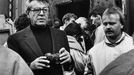 V Americe žijící český filmový režisér Miloš Forman si fotografuje historickou situaci