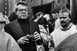 V Americe žijící český filmový režisér Miloš Forman si fotografuje historickou situaci.