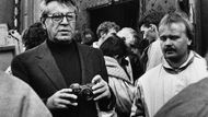 V Americe žijící český filmový režisér Miloš Forman si fotografuje historickou situaci