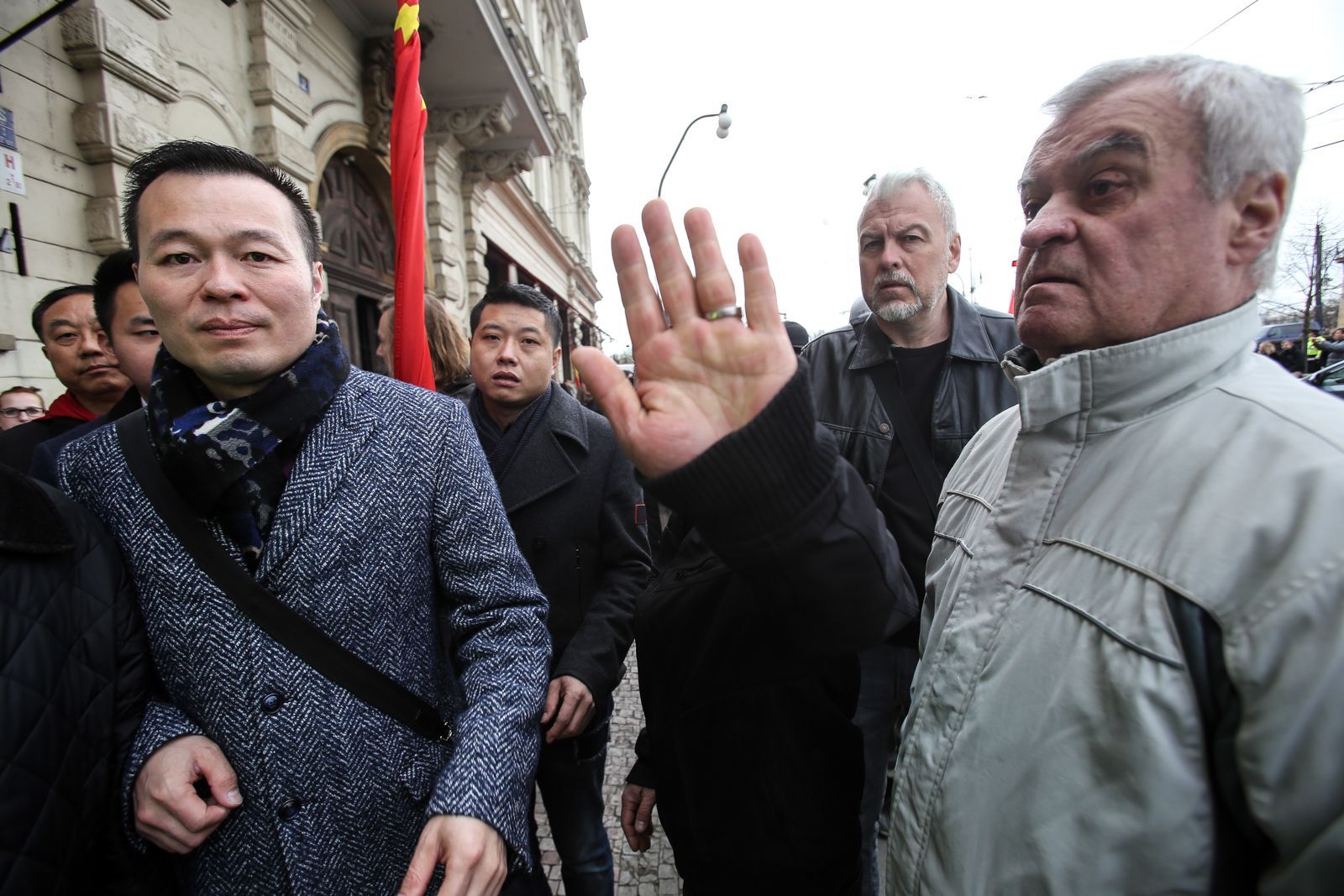 Pro a proti čínští demonstranti u Národního divadla
