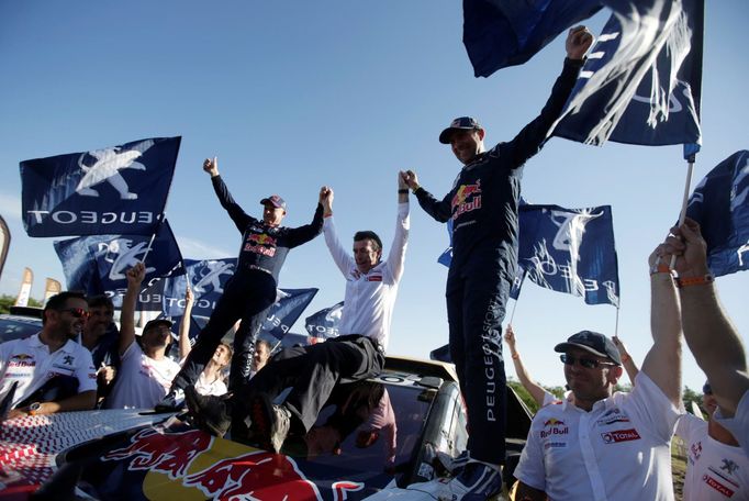 Stéphane Peterhansel slaví triumf v Rallye Dakar 2017.