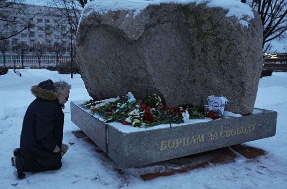 Lidé v Rusku začínají přinášet květiny k památníkům obětí politických represí na počest Navalného.