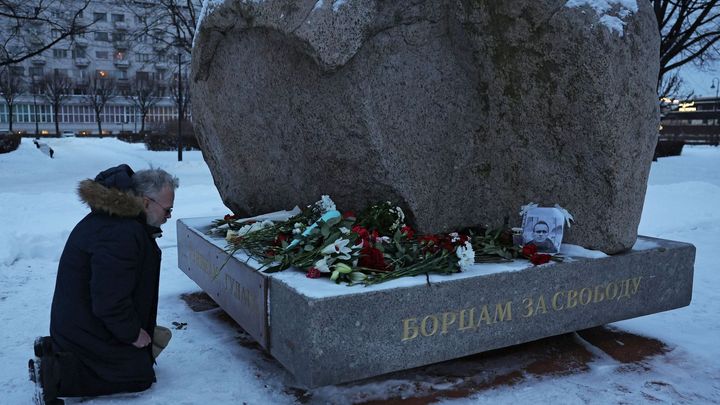 V Rusku vznikají pietní místa. V Novosibirsku policie památník uzavřela, uvádí média