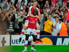 Andrej Aršavin slaví gól Arsenalu dosítě Olympiakosu se spoluhráčem Emmanuelem Ebouem.