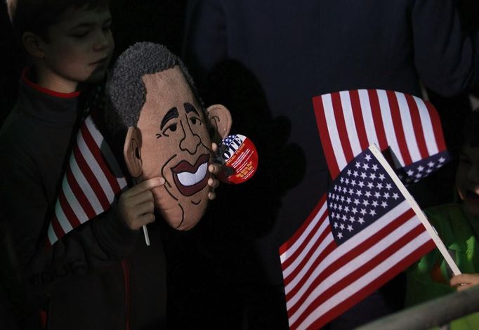 A boy holds a plush toy made in the image of U.S. President Barack Obama during a campaign rally in Hilliard, Ohio, November 2, 2012. REUTERS/Jason Reed (UNITED STATES - Tags: POLITICS USA PRESIDENTIAL ELECTION ELECTIONS) Published: Lis. 2, 2012, 3:57 odp.