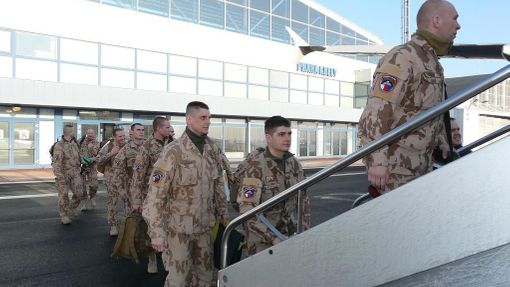 Posledních 24 vojáků odstartovalo z Prahy vojenským speciálem Airbus v osm hodin ráno v sobotu 16. března.