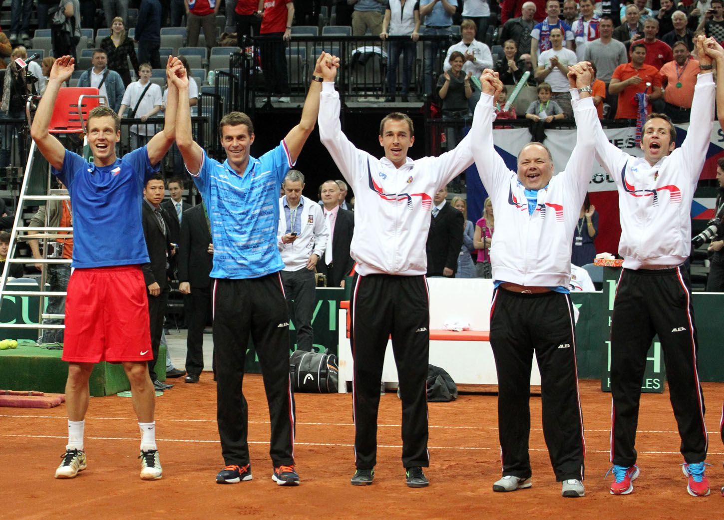 Davis Cup: Česko - Srbsko (Berdych, Čermák, Rosol, masér Pavel Kováč, Štěpánek, radost)
