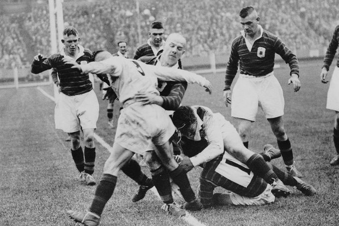 Scéna z finálového zápasu Rugby League Cupu mezi týmy Castleford a Huddersfield na londýnském stadionu Wembley. 4. 5. 1935