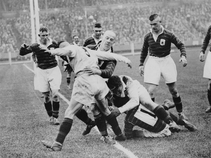 Scéna z finálového zápasu Rugby League Cupu mezi týmy Castleford a Huddersfield na londýnském stadionu Wembley. 4. 5. 1935