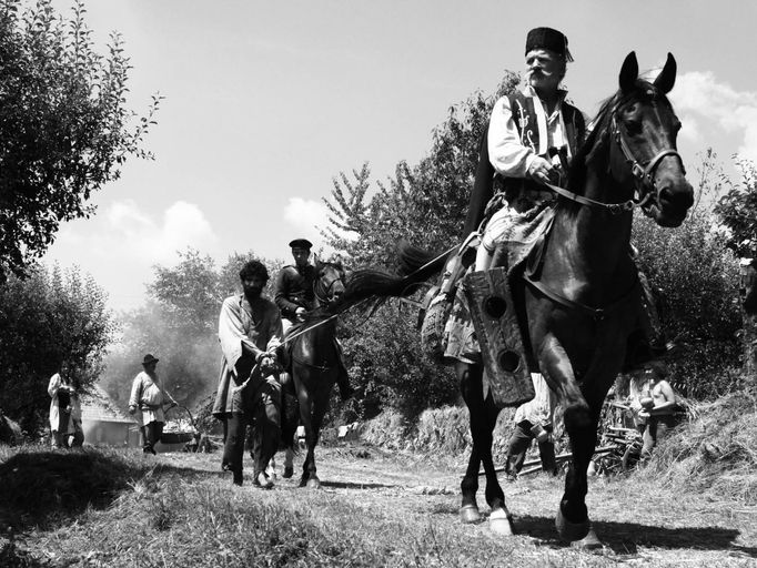 Aferim! se odehrává na původním rumunském Valašsku roku 1835.