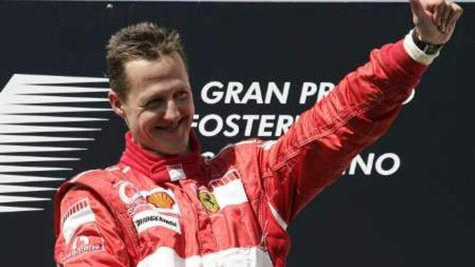 Michael Schumacher se raduje z vítězství ve Velké ceně San Marina.