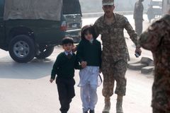 Pákistán popravil čtyři muže, kteří při útoku na školu zabili 134 dětí