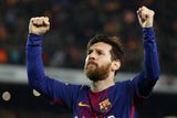 Lionel Messi v celkovém srovnání poprvé přeskočil Cristiana Ronalda. Vydělal za uplynulý rok o tři miliony dolarů víc než portugalský útočník – 111 milionů dolarů. Tedy ani ne polovinu, co Mayweather. Messi je před Ronaldem v žebříčku vůbec poprvé, i když těsně.