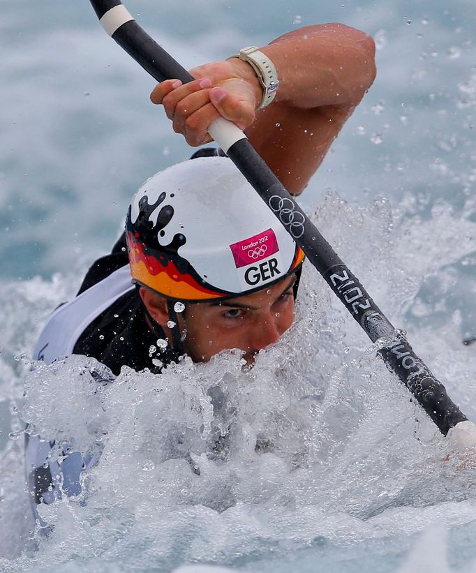 Německý kajakář Hannes Aigner trénuje během prvního dne Olympiády 2012 v Londýně.