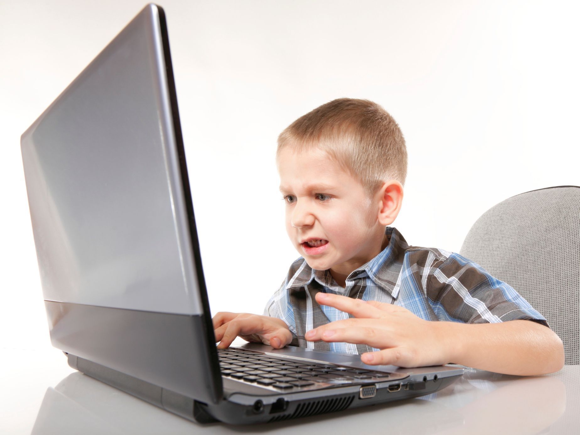 Dítě s počítačem