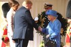 Trumpa uvítaly dvě nejmocnější ženy Velké Británie, královna i premiérka. Návštěvu mu kazí protesty