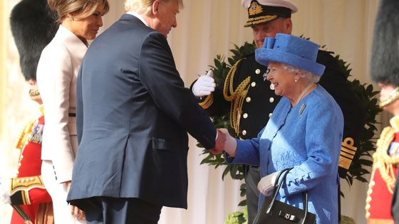 Trumpa uvítaly dvě nejmocnější ženy Velké Británie, královna i premiérka. Návštěvu mu kazí protesty