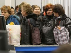 Plné nákupní tašky. Slovenky čekají na kontrolu na hranici cestou z tržnice v Užhorodu.