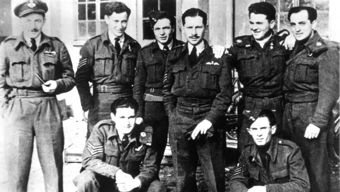 Těla patřila letcům z 311. československé bombardovací peruti RAF. Na fotografii je několik jejích členů.