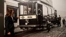 Kurátor ústeckého muzea Jiří Preclík ukazuje Jenatschkeho fotografii tramvaje do Trmic s průvodčí z roku 1916.
