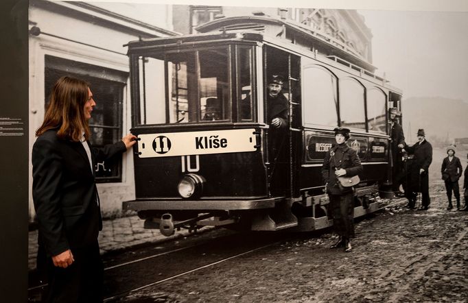 Kurátor ústeckého muzea Jiří Preclík ukazuje Jenatschkeho fotografii tramvaje do Trmic s průvodčí z roku 1916.