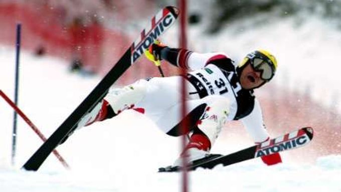 Rakouský lyžař Hermann Maier padá při slalomu do superkombinace SP v Reiteralm.