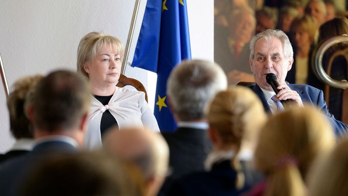 Miloš Zeman hovoří na setkání s krajany ve Vídni, vlevo Ivana Zemanová.
