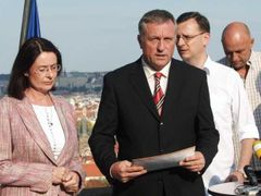 Zaskočený je nejen předseda ODS Mirek Topolánek, ale i jeho okolí. Vyhrát volby k sestavení vlády nestačí, ukázaly poslední dny.