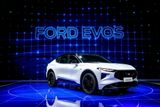 Ford Evos je novinkou modrého oválu ve střední třídě, která ale podle zástupců značky není nástupcem Mondea. Má se jednat o auto specificky určené pro čínské zákazníky, které také z velké části v Číně vzniklo. Kříženec hatchbacku, kombi a SUV pak uvnitř dostal 12,3palcový displej místo budíků a obrovskou 27palcovou 4K obrazovku multimediálního systému. Otázka pohonu zatím zůstává otevřená, určitý stupeň elektrifikace je ale téměř jistotou.