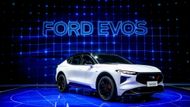 Ford Evos je novinkou modrého oválu ve střední třídě, která ale podle zástupců značky není nástupcem Mondea. Má se jednat o auto specificky určené pro čínské zákazníky, které také z velké části v Číně vzniklo. Kříženec hatchbacku, kombi a SUV pak uvnitř dostal 12,3palcový displej místo budíků a obrovskou 27palcovou 4K obrazovku multimediálního systému. Otázka pohonu zatím zůstává otevřená, určitý stupeň elektrifikace je ale téměř jistotou.