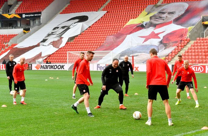 Obří podobizny Pepi Bicana a Františka Veselého v zavřených sektorech Sinobo stadium na tréninku před zápasem Evropské ligy s Chelsea