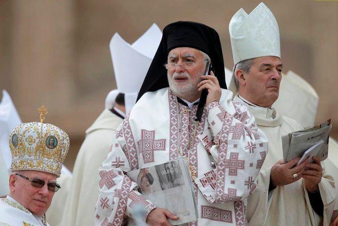 Desetitisíce lidí dnes brzy ráno zaplnily Svatopetrské náměstí ve Vatikánu, kde papež František prohlásí za svaté své Jana Pavla II. a Jana XXIII.