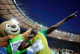 Bolt se raduje s maskotem šampionátu.