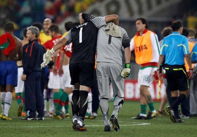 Golmani Eduardo a Julio Cesar se objímají, postoupili oba. Navíc Brazilci portugalštinu ovládají.