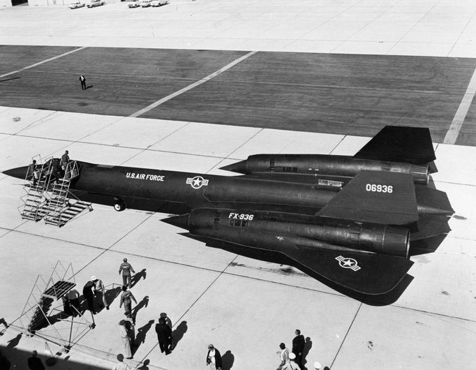Lockheed YF-12, předchůdce SR-71 Blackbird, během testů na Edwards Air Force Base.