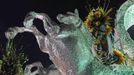 A reveller from Imperatriz Leopoldinense samba school participates during the annual Carnival parade in Rio de Janeiro's Sambadrome, February 12, 2013. REUTERS/Sergio Moraes (BRAZIL - Tags: SOCIETY) Published: Úno. 12, 2013, 6:20 dop.