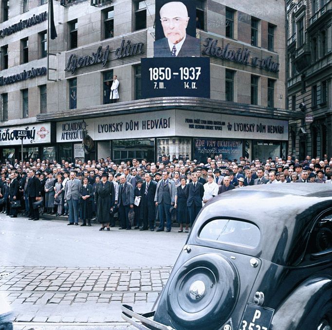 Archivní fotografie z pohřbu Tomáše Garrigua Masaryka, který se odehrál v Praze v září roku 1937. Kolorovaný černobílý snímek.