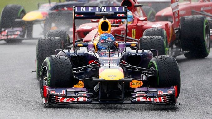 Sebastian Vettel obhajuje v Sepangu loňské vítězství, které ve známé kauze "Multi 21" ozmulk Marku Webberovi.