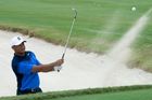 Woods vzal starou hůl a po třech vede poprvé turnaj PGA
