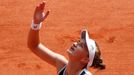 Barbora Krejčíková slaví vítězství ve finále French Open s Anastasií Pavljučenkovovou