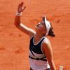 Barbora Krejčíková slaví vítězství ve finále French Open 2021 s Anastasií Pavljučenkovovou