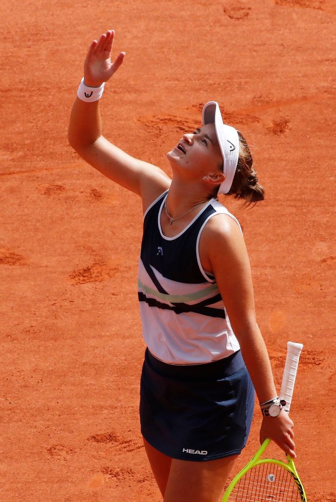 Barbora Krejčíková slaví vítězství ve finále French Open s Anastasií Pavljučenkovovou