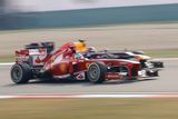 V Číně se Vettel musel sklonit hned před trojicí soupeřů, vyhrál Alonso, před Räikkönenem a Hamiltonem. Pilot Red Bullu byl přitom na startu až devátý a zajel jedno z letošní zatím šesti nejrychlejších kol v závodě.