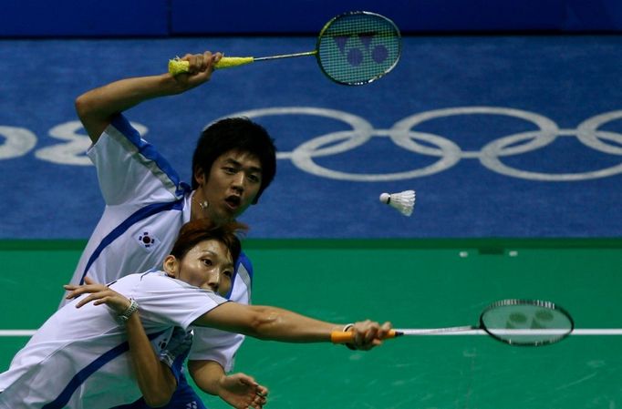 BEDMINTON - Jihokorejci Lee Hyojung (ve předu) and Lee Jongdae při smíšené čtyřhře v bedmintonu.