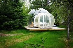 Islandský hotel nabízí ubytování v průhledných nafukovacích bublinách uprostřed lesa