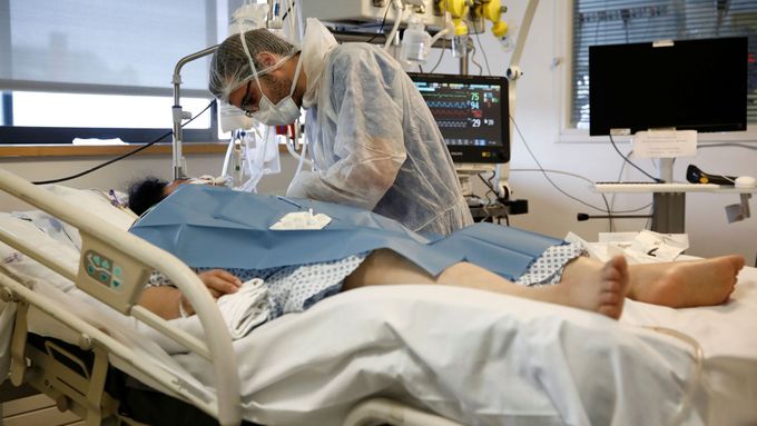 Pacient s koronavirem v nemocnici - ilustrační foto.