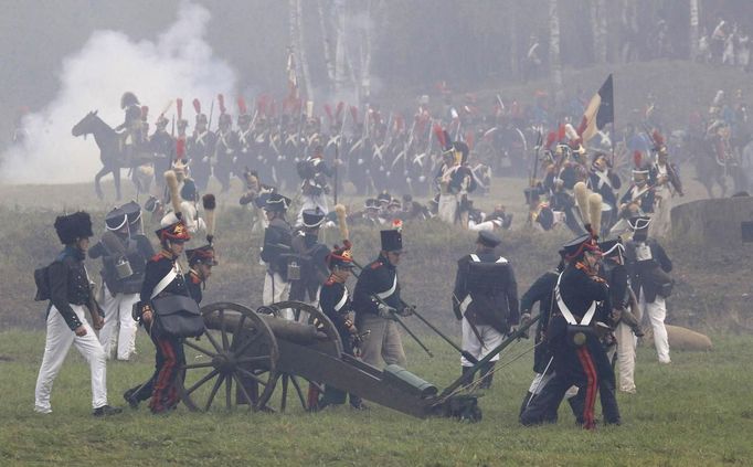 Participants in period costume re-enact the battle of Borodino during anniversary celebrations at the Borodino museum-reserve outside Moscow September 2, 2012. Russian President Vladimir Putin made a rousing call for unity among Russia's diverse ethnic and religious groups on Sunday as he led commemorations of a battle 200 years ago that led to the defeat of Napoleon Bonaparte. REUTERS/Sergei Karpukhin (RUSSIA - Tags: ANNIVERSARY POLITICS CONFLICT) Published: Zář. 2, 2012, 7:31 odp.