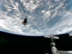 Endeavour oblétá vesmírnou stanici poté, co vyrazil na svou cestu zpět na Zem.