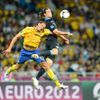 Švédský fotbalista Jonas Olsson se snaží zamezit Angličanu Andymu Carrollovi ve zpracování si míče v utkání skupiny D na Euru 2012